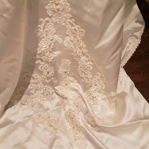 Wedding dress - Picture 2 of 7